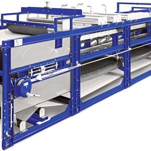 Nach dem Abscheiden des Salzwassers filtriert ein BHS-Traggurtfilter mit kontinuierlicher Vakuumfiltration die Suspension, die Metalle bleiben als Feststoff zurück.(Bild:  BHS Sonthofen)