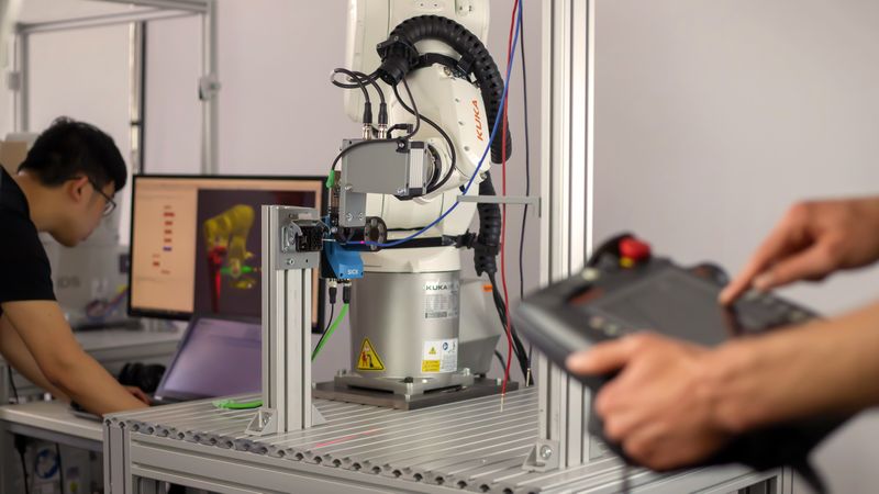 Die Programmiersoftware Artiminds RPS erzeugt nativen Robotercode, der direkt auf der Standardsteuerung des Roboterherstellers läuft.(Bild: Artiminds Robotics GmbH)