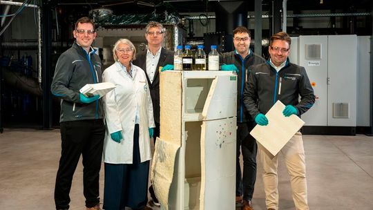 Gemeinsames Technologie-Upscaling für das Recycling von Hartschaum: Covestro und Fraunhofer Umsicht planen Pilot-Anlage. Projektteam (v.l.): Dr. Thomas Fehn, Group Manager Chemical Recycling and Downstream Processes, Fraunhofer Umsicht, Dr. Stefanie Eiden, Head of Pyrolysis Projects, Covestro, Dr. Stephan Schubert, Head of Enabling Technologies, Covestro, Dr. Alexander Hofmann, Head of Thermochemical Conversion Technologies, Fraunhofer Umsicht, M. Eng. Sebastian Hänisch, Chemical Recycling and Downstream Processes, Fraunhofer Umsicht(Bild:  Fraunhofer Umsicht/ Sabrina Bauer)