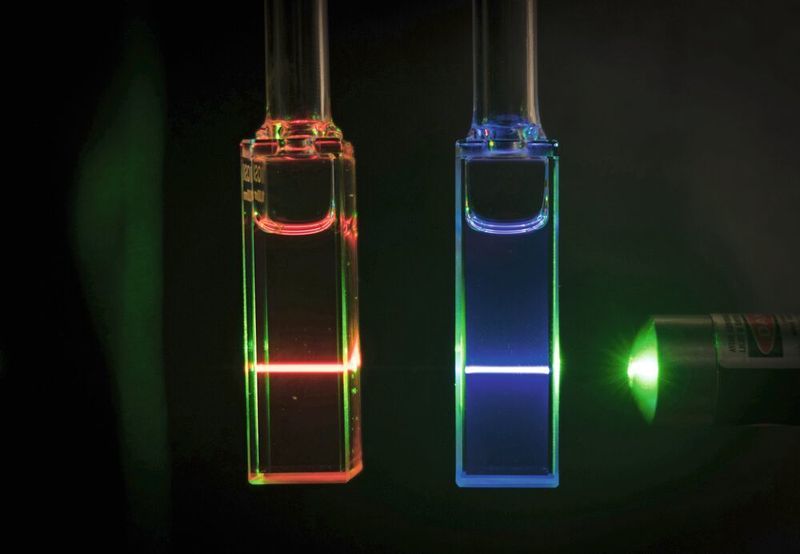 Emission von Rylene-Farbstoffen, die im Rahmen von CataLight als Lichtsammeleinheiten eingesetzt werden, um eine effiziente Photokatalyse zur Wasserspaltung zu aktivieren. (Martin Schulz/FSU)