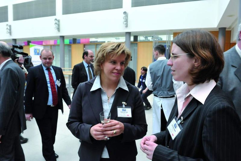 Betty van Loon (li.), Inhaberin der Agentur KVLK-Klötzing van Loon Kommunikation, und Dr. Karin Bayha, Veranstaltungsservice VAMplus. KVLK betreut das Marketing der EGA. (Archiv: Vogel Business Media)