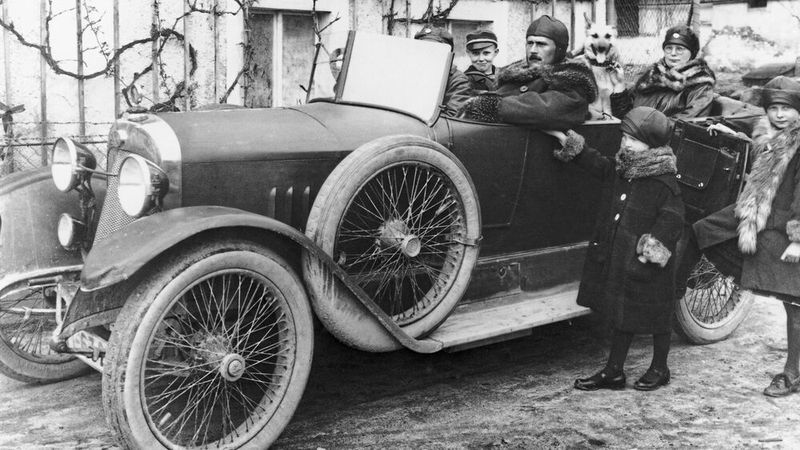 Der Audi Typ G 8/22 PS war ein Personenkraftwagen der unteren Mittelklasse, den die Audi-Werke 1914 herausbrachten. Dies war der kleinste Vorkriegswagen von Audi. Er hatte einen Vierzylinder-IOE-Zweiblock-Reihenmotor mit 2,1 Litern Hubraum, der 22 PS bei 1.900 min-1 leistete.  (Bild: Audi)