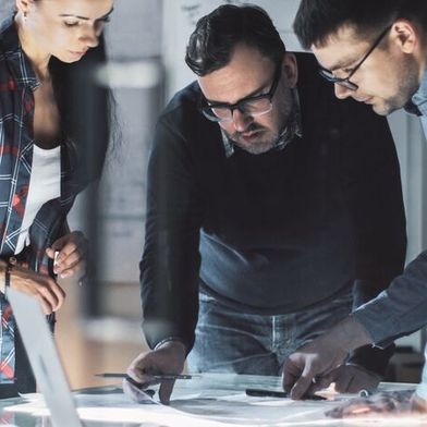 Zahlreiche Dokumente und Informationen, die der Konstrukteur benötig, sind an unterschiedlichen Orten abgelegt. Ein KI-gestützter Assistent hilft jetzt beim Auffinden. (Bild: © Gorodenkoff - stock.adobe.com)