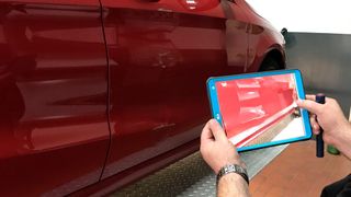 Sensoren, die den Unfall melden und Gutachten per Smartphone und Tablet: Der TÜV Rheinland bringt neue Produkte und Services für das digitale und automatisierte Schadenmanagement. (Bild: »kfz-betrieb«/ Schweitzer)