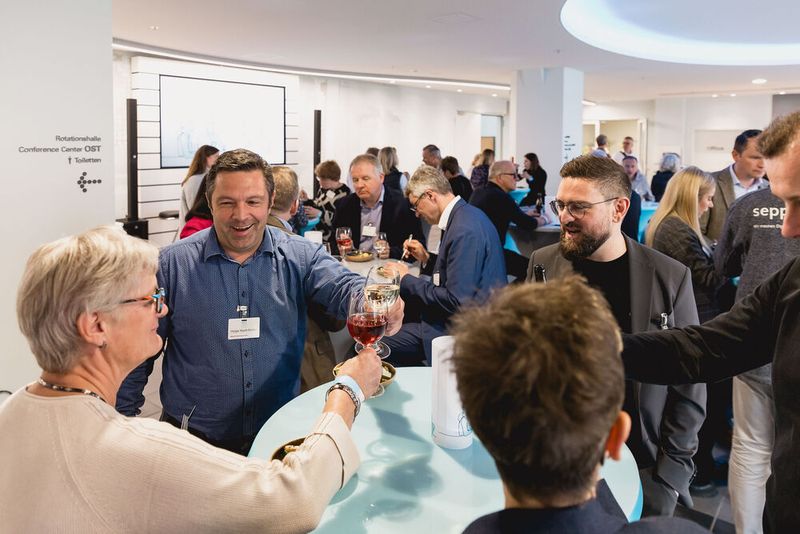 Den ersten Tag ließen Teilnehmer, Referenten und Aussteller mit leckerem Essen, Frankenwein und anregenden Gesprächen bei der Abendveranstaltung im Vogel Convention Center ausklingen. (Bild: Stefan Bausewein)