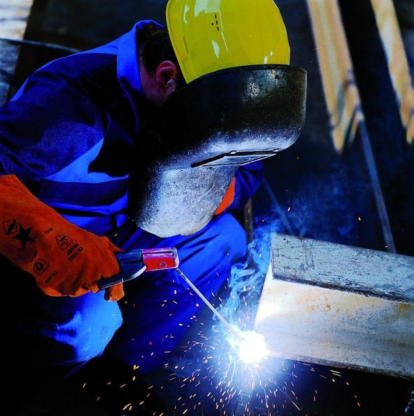 Bild 3: Twinstar Protect schützt gegen Hitzeeinwirkung, Funken, kleine Schweißperlen, kurzzeitigen Kontakt mit Flammen, bietet eine Antistatikfunktion und entspricht der Störlichtbogen-Klasse 1 oder 2.Bilder: Mewa (Archiv: Vogel Business Media)