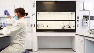 Abb.1: Mit einem effizienten Abzug lassen sich die Betriebskosten im Labor deutlich senken. (Bild: Köttermann)