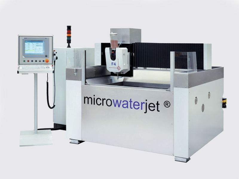 Die Microwaterjet-Anlagen F4 erreichen Positioniergenauigkeiten unter 1 µm.  (Bild: Daetwyler/Microwaterjet)