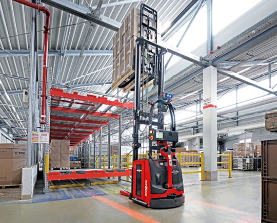 Einlagern der Ware auf bis zu vier Metern Höhe: Die Sensorik erkennt, welche Bahnen des Durchlaufregals gerade belegt sind.(Bild:  Linde Material Handling)