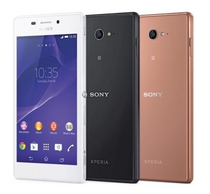 Red Dot Award 2015 - Sony Xperia M2 Aqua: Die reduzierte und auf Benutzerfreundlichkeit ausgelegte Gestaltung lässt von außen nicht erahnen, dass es sich um ein wasser- und staubdichtes Gerät handelt. Die mattierte Rückseite des Smartphones mit ihrer widerstandsfähigen Oberfläche steht in spannendem Kontrast zu dem auf Hochglanz polierten Kameraring. Die Seitenflächen in gebürsteter Aluminiumoptik und der aus Aluminium gefertigte Einschaltknopf erweisen sich als sehr präzise und machen den hochwertigen Eindruck des Produkts aus. (Bild: Red Dot)