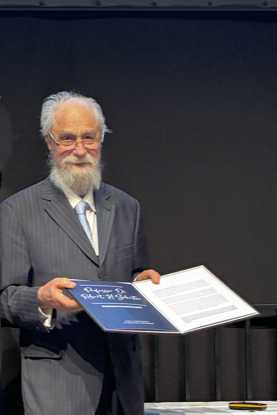 Prof. Dr. Robert H. Schuster als Ehrengast auf der DKG-Jubiläumstagung. Prof. Schuster prägte die Kautschukforschung maßgeblich und gilt als einer der renommiertesten Wissenschaftler der deutschen Elastomerbranche.(Bild:  KGK / M. Gutbrod)