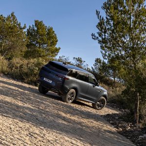 Dabei setzt der Range Rover Sport lediglich seinen Elektromotor ein, nur 105 kW/143 PS und 275 Newtonmeter stark.(Bild:  Range Rover)