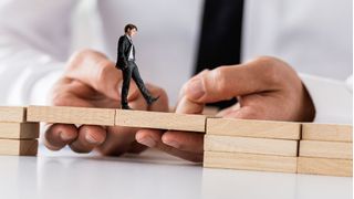 Der Hauptteil des europäischen Cloud-Marktes liegt in US-amerikanischer Hand; Vendor Lock-in ist somit die erste Lücke innerhalb souveräner Strategien, die IT-Entscheider schließen sollten. (Bild: © Gajus - stock.adobe.com)