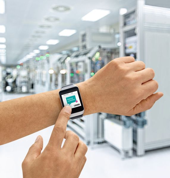 Bild 1: Immer mehr Maschinenhersteller bieten ihren Kunden die Nutzung von Smart Devices – wie Tablets oder Datenbrillen – an den Maschinen an. (Phoenix Contact)