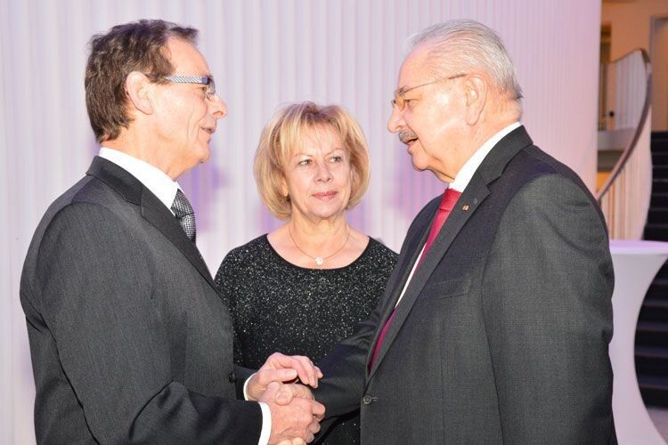 Michael Lamlé (links) begrüßte bei seiner Abschiedsfeier hunderte Gäste, darunter auch ZDK-Präsident Jürgen Karpinski und dessen Gattin. (Foto: Achter)