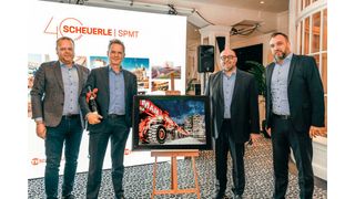 Ein Geschenk für den ersten SPMT-Kunden Mamoet. Von links: Markus Pflederer (Area Manager Sales, TII Scheuerle), Jan Kleijn (COO Mammoet), Filippo Baldassari (Managing Director TII Scheuerle) und Thomas Ziegler (Leiter Vertrieb TII Scheuerle). (Bild: TII Scheuerle)