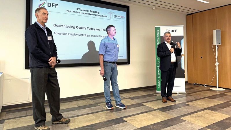 Dr. John Penczek, Präsident des ICDM, Dr. Udo Krüger, CEO von TechnoTeam, Dr. Armin Wedel, 1. Vorsitzender des DFF und Bereichsleiter am Fraunhofer-Institut für Angewandte Polymerforschung IAP (v. l. n. r.) eröffnen das 3. DFF-Summit.(Bild:  DFF)