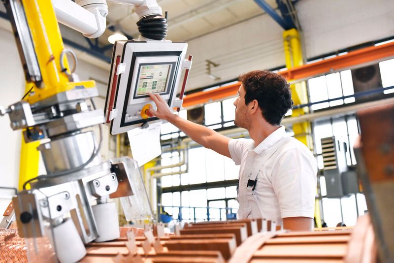 Statt hoher Einmalinvestitionen in Maschinen zahlen Kunden beim Pay-per-Use basierend auf der tatsächlichen Nutzung – sei es pro Betriebsstunde, produzierter Einheit oder monatlich. Diese Flexibilität bietet entscheidende Vorteile.(Bild: ©  industrieblick - stock.adobe.com)