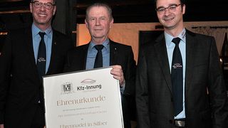 25 Jahre Engagement und Innovation: (v. li.) Andreas Tröger (Obermeister), Gerhard Fischer und sein Nachfolger Torsten Leucht (Geschäftsführer). (Bild: Zietz/»kfz-betrieb«)