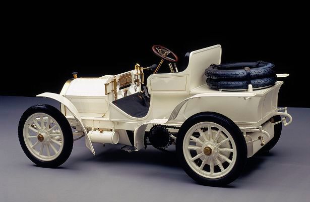 Mercedes-Simplex 40 PS aus dem Jahr 1903 in der Ausführung als Zweisitzer. Der Hochleistungssportwagen aus der Sammlung von Mercedes-Benz Classic gehört zu den ältesten erhaltenen Fahrzeugen der Marke Mercedes. (Daimler)