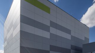 Das 34 m aufragende Hochragallager ist das auffälligste Wahrzeichen des neuen Logistikzentrums bei LTS. (Bild: IO-Consultants)