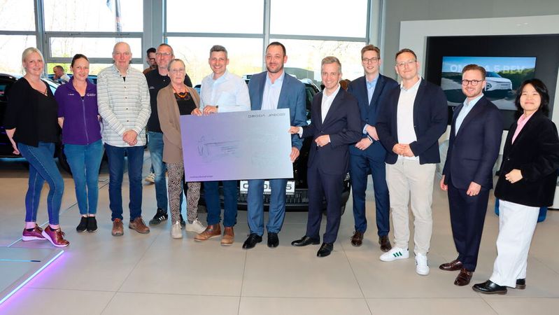 Markenzuwachs: Verantwortliche von Autohaus Bischoff und Importeur gaben den offiziellen Startschuss für Omoda & Jaecoo in Neumünster.(Bild:  Omoda/Jaecoo)