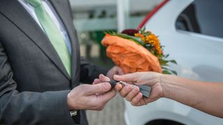 Im Schnitt gut fünf Monate Wartezeit nehmen die Kunden für ihren Neu- und Gebrauchtwagen in Kauf. Doch es gibt markenspezifische Unterschiede. (Bild: A.Fenqler www.das-fotoprojekt.de 53859Niederkassel,)