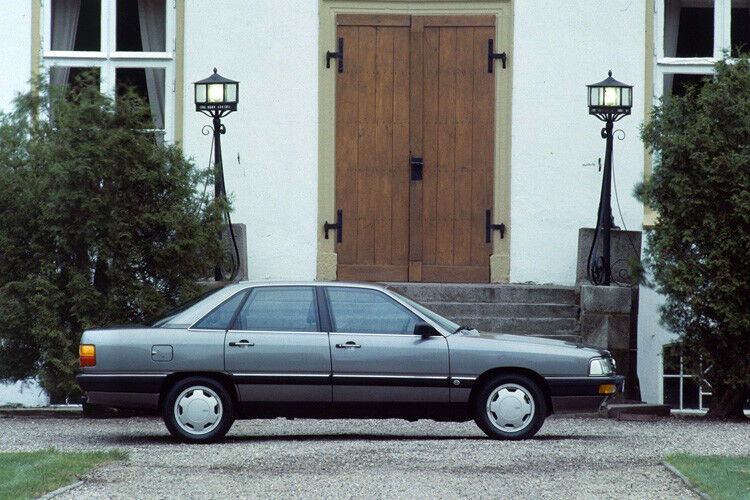 Das äußerlich kaum von einem 55 kW/75 PS leistenden Audi 100 zu differenzierende Ingolstädter Flaggschiff setzte aber noch einen Rekord: Als 200 Quattro Turbo war er schnellster Allrader mit vier Türen. (Audi)