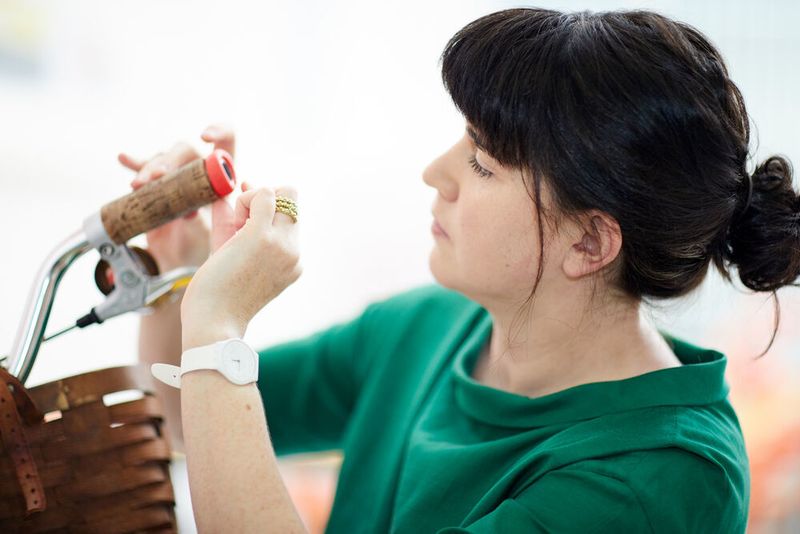 Die irische Produktdesignerin Jane ní Dhulchaointigh und ihr Team haben einen formbaren Multifunktionskleber entwickelt, mit dem Alltagsgegenstände repariert und individuell modifiziert werden können. (EPO)