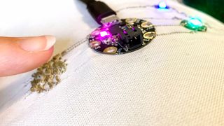 Stickgewebe soll die touch-basierte und berührungslose Steuerfunktion smarter Textilien auch für Autoinnenräume demonstrieren. (Bild: Ettlin)