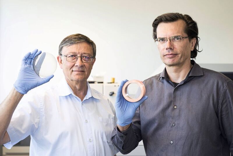 Prof. Theo Scherer (l.) und Dr. Dirk Strauss (r.) vom Institut für Angewandte Materialien (IAM) des KIT mit den Diamantscheiben (Tanja Meißner, KIT)