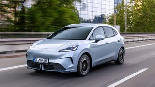 Während für die Ausstattung Active des MG4 EV Urban nur der Farbton Dynamic Red lieferbar ist, stehen für die beiden anderen Ausstattungen sechs weitere Außenfarben zur Wahl. (Bild: MG Motor Deutschland/Marcus Werner)