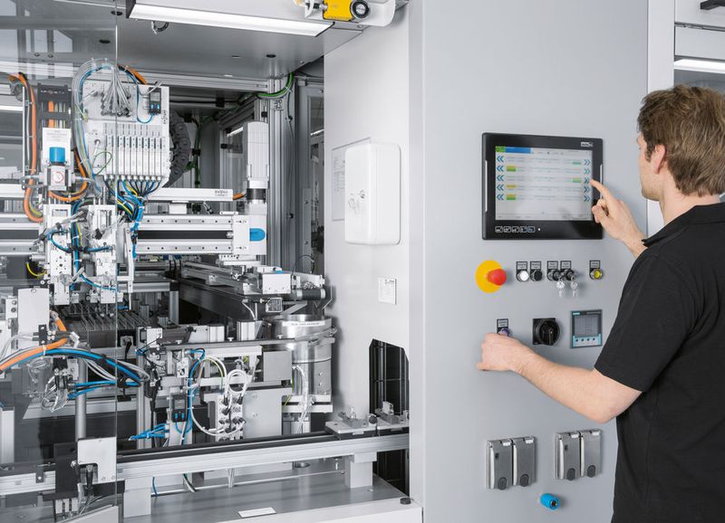 Blick in die Technologiefabrik von Festo in Scharnhausen: Modulare Anlagen montieren die Ventile der VUVG-Reihe automatisiert in verschiedensten Varianten mit hoher Taktzahl. (Bild: Festo)