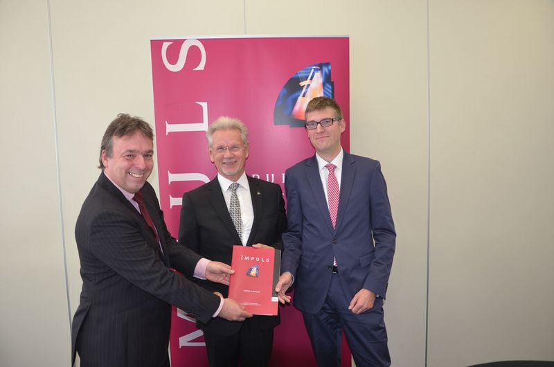 V.l.: Hartmut Rauen (VDMA), Dr. Manfred Wittenstein und Dr. Johannes Gernandt (Impuls-Stiftung des VDMA) stellen die neue Studie über Industrie-4.0.-Readiness in Frankfurt vor. (Jablonski)