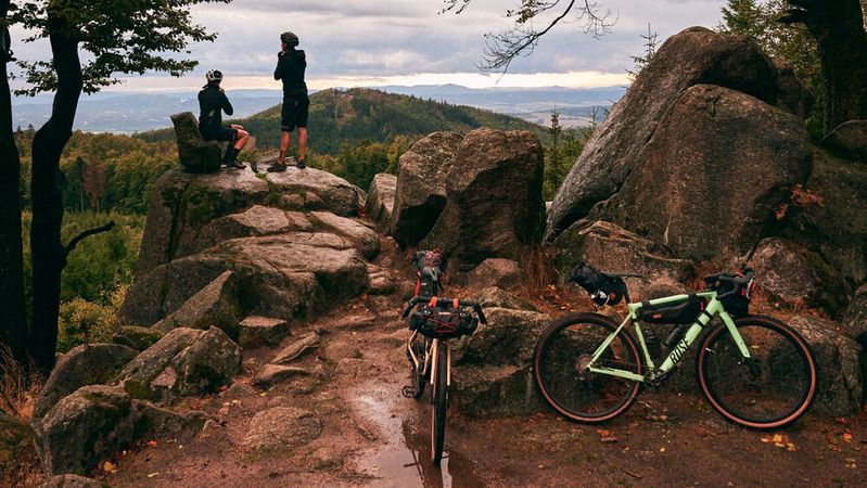 Mit dem „Backroad AL Plus“ hat Rose nun ein besonders leichtes und zudem günstiges E-Gravelbike im Angebot.(Bild:  Rose Bikes)