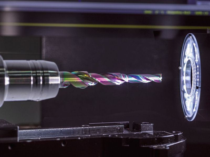 Die regenbogenfarbene Kohlenstoffschicht Balinit Mayura schimmert auf dem Stufenbohrer, der gerade in einer Messmaschine bei YG-1 vermessen wird.(Bild:  Oerlikon Balzers)