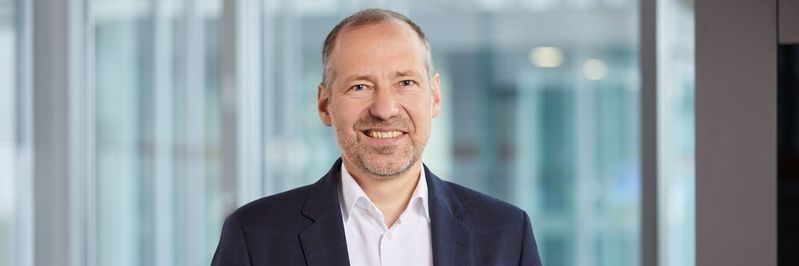 Bitkom-Präsidiumsmitglied Matthias Hartmann lobt das Entlastungspaket der Bundesregierung und fordert mehr Investitionen in digitale Technologien.(Bild:  OLIVER ROESLER / Bitkom)