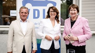 Zwei Präsidentinnen und der kommissarische ZDK-Präsident zeigten sich beim VDIK-Empfang einig (v.l.): Thomas Peckruhn (ZDK); Imelda Labbé (VDIK) und Hilgedard Müller (VDA). (Bild: Oliver Wolff)