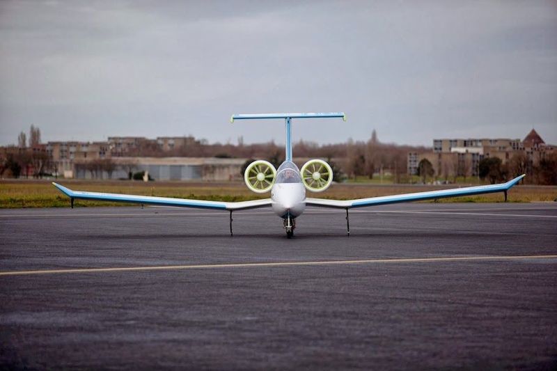 Im französischen Bordeaux absolvierte der elektrisch angetriebene E-Fan 2.0 seinen ersten öffentlichen Flug. Für Airbus ist das Trainingsflugzeug der Anfang der Elektroflugzeug-Entwicklung. (Bild: Airbus)