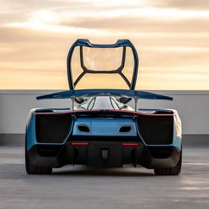 Ein mächtiger Flügel am Heck soll für den nötigen Abtrieb in schnellen Kurven sorgen.(Bild:  Delage Automobiles)