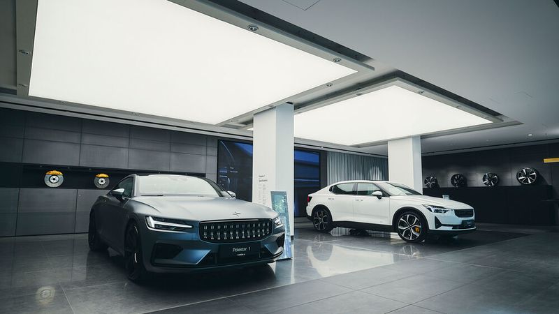 Kunden können sich in den Showrooms, die sich durch ein extrem reduziertes Innenraumdesign auszeichnen, vielmehr von Produktexperten beraten lassen. (Bild: Polestar)