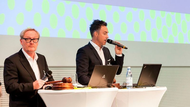Auktionatoren waren Vertriebsleiter Peter Jens (li.) und Vorstand Marc Lehmann. (Stefan Bausewein)