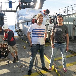 Cedric Hahn und Gunter Wegener vor dem Tauchboot Alvin, mit dem sie in ihr Forschungsgebiet 2000 Meter unter der Meeresoberfläche tauchen konnten.(Bild:  Andreas Teske)