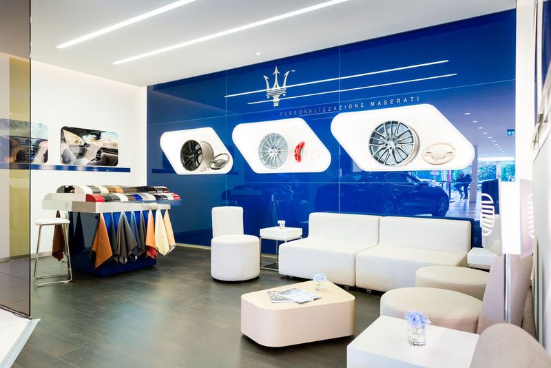 Im Corporate Design der beiden italienischen Traditionsmarken sind jetzt auch die Wartebereiche bei Lueg Sportivo gestaltet. (Foto: Udo Geisler)