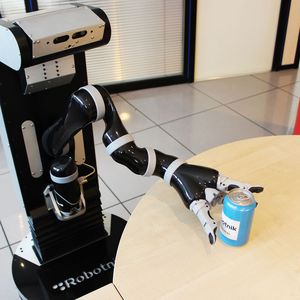 Ab 21. Juni in München zu sehen: Der RB-1 ist ein autonomer und konfigurierbarer Roboter für fernbedienbare altersgerechte Assistenzsysteme. Der 6-DOF-Roboterarm des RB-1 ermöglicht die Aufnahme eines Zwei- oder-Dreifingergreifers, mit dem Anwender sicher in ihrer Umgebung agieren können.