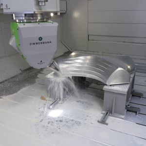 Bild 1: Die Portalfräsmaschine FZ 33 von Zimmermann bei der Fünf-Seiten-Bearbeitung eines konturierten, komplexen Werkstückes.