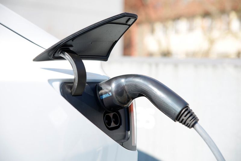 Mit „chargeBIG“ hat der Zulieferer eine erprobte Ladelösung für Parkplätze am Markt. (Bild: Mahle)