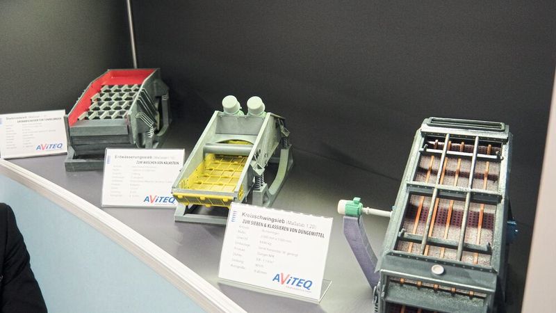 Normalerweise für große Durchsätze gebaut – hier sind die Aufbereitungssiebe von Aviteq aus dem 3D-Drucker sehr handlich. (Bild: Mühlenkamp)
