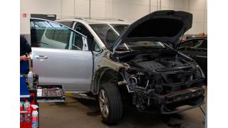 Der Sachverständige einer Versicherung darf sich nicht über Herstellervorgaben hinwegsetzen. Tut er es doch, dann haftet er bei einem eventuellen Folgeschaden mit. (Bild: Wenz)