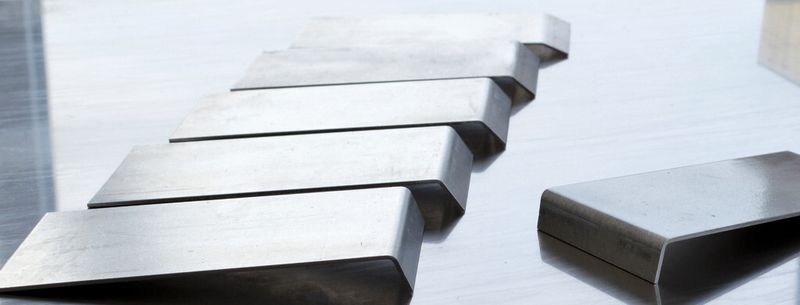 Bild 2: Aluminiumblechzuschnitte an unterschiedlichen Zeitpunkten des Fertigungsprozesses. (Bild: IFU)